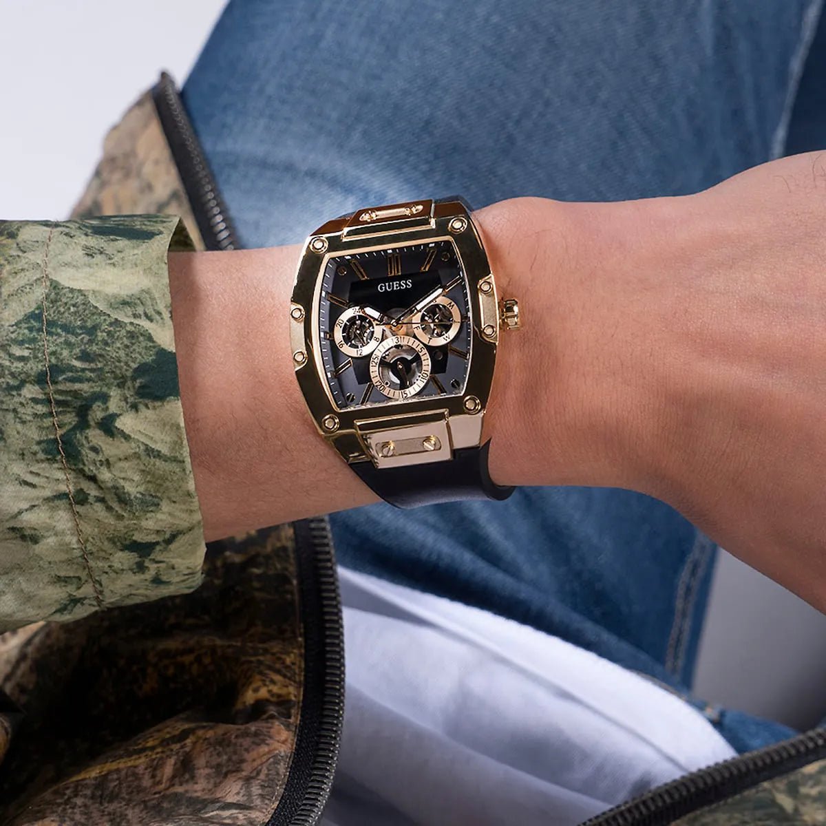 gw0202g1-guess-watch-men-square-black-dial-rubber-strap-quartz-battery-analog-phoenix_16.jpg