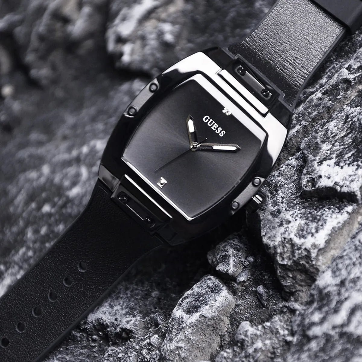gw0386g1-guess-watch-men-square-black-dial-leather-strap-quartz-battery-analog-three-hand-phoenix_6.jpg
