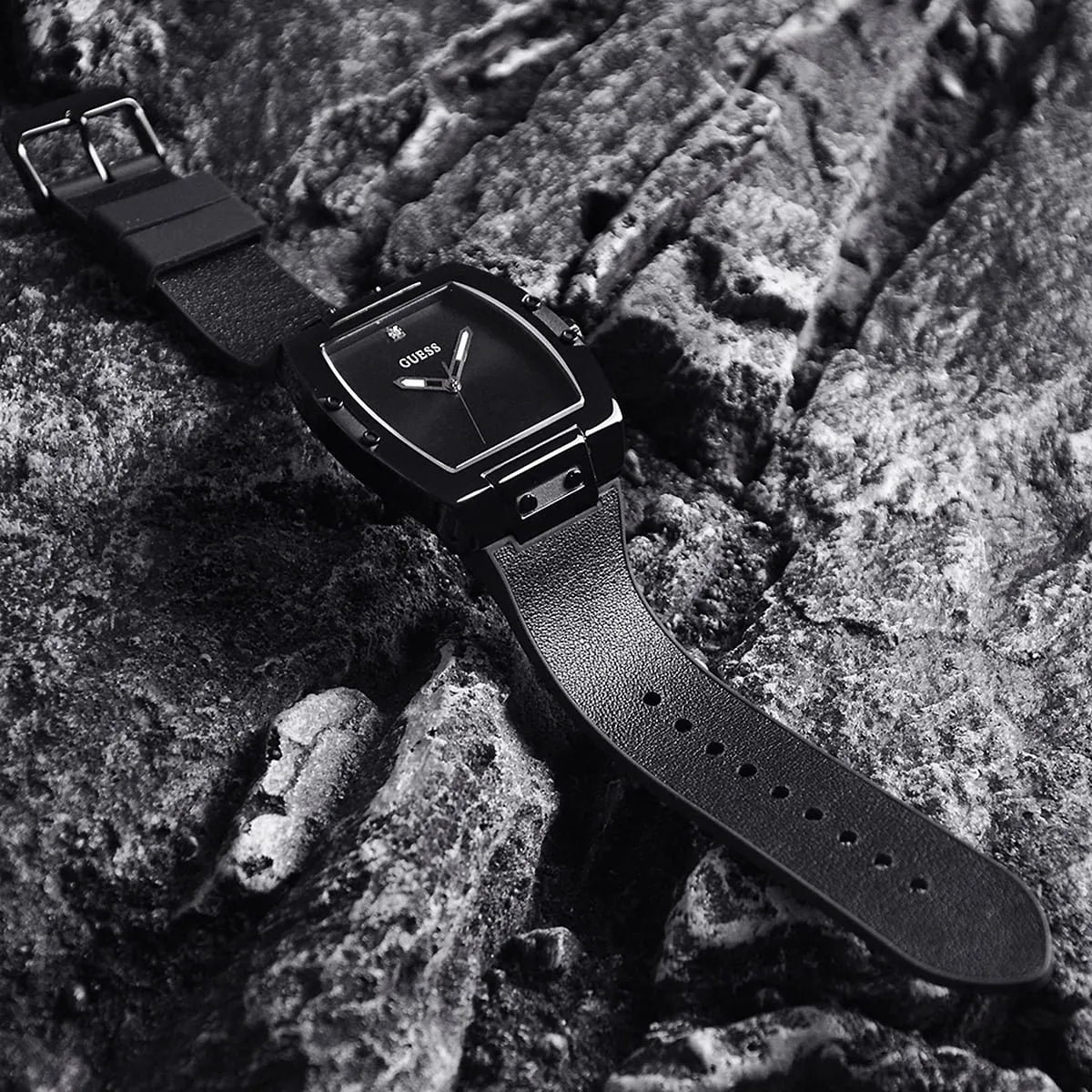 gw0386g1-guess-watch-men-square-black-dial-leather-strap-quartz-battery-analog-three-hand-phoenix_8.jpg