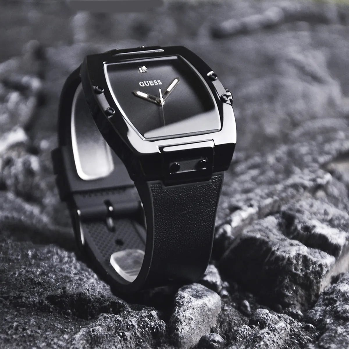gw0386g1-guess-watch-men-square-black-dial-leather-strap-quartz-battery-analog-three-hand-phoenix_9.jpg