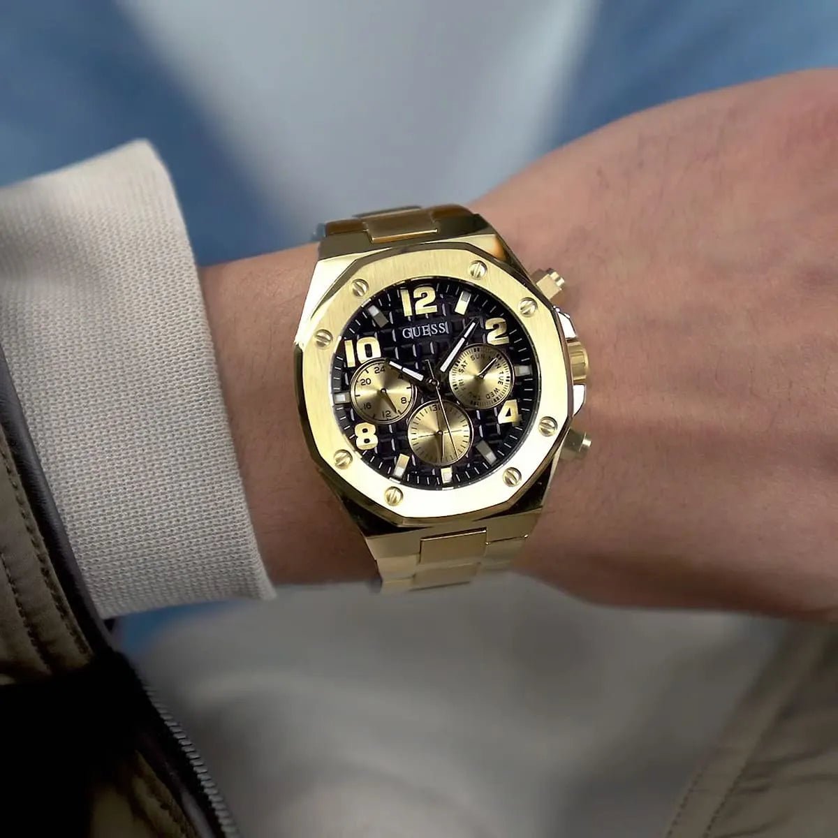 gw0489g2-guess-watch-men-black-dial-metal-stainless-steel-gold-strap-quartz-battery-analog-empire_8.jpg