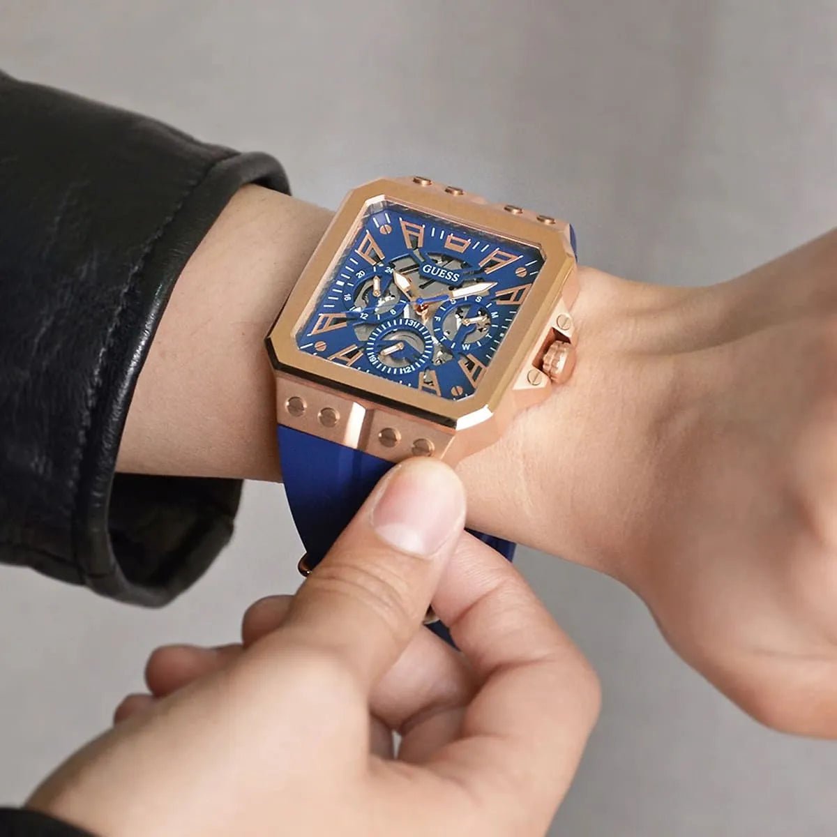 gw0637g3-guess-watch-men-square-blue-dial-rubber-strap-quartz-battery-analog-leo_8.jpg