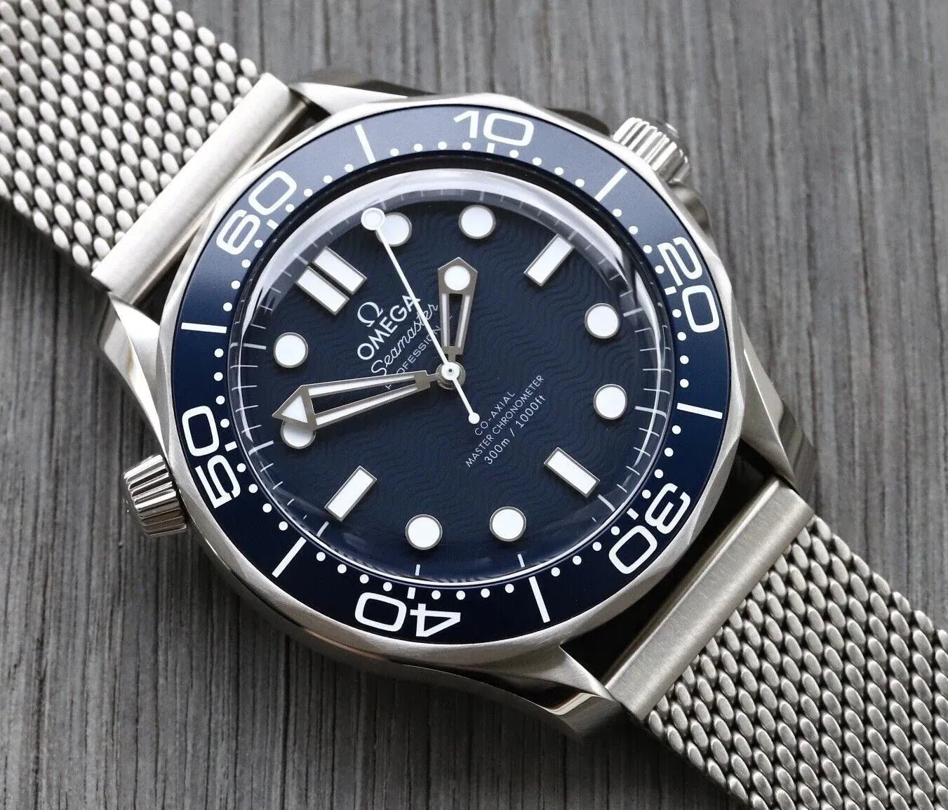 imgi_45_OmegaSeamasterDiver300MJamesBond60thAnniversary42mm210.30.42.20.03.002WatchVault02_2048x_c21a27d6-ac5f-4143-8b51-5e8296e28835