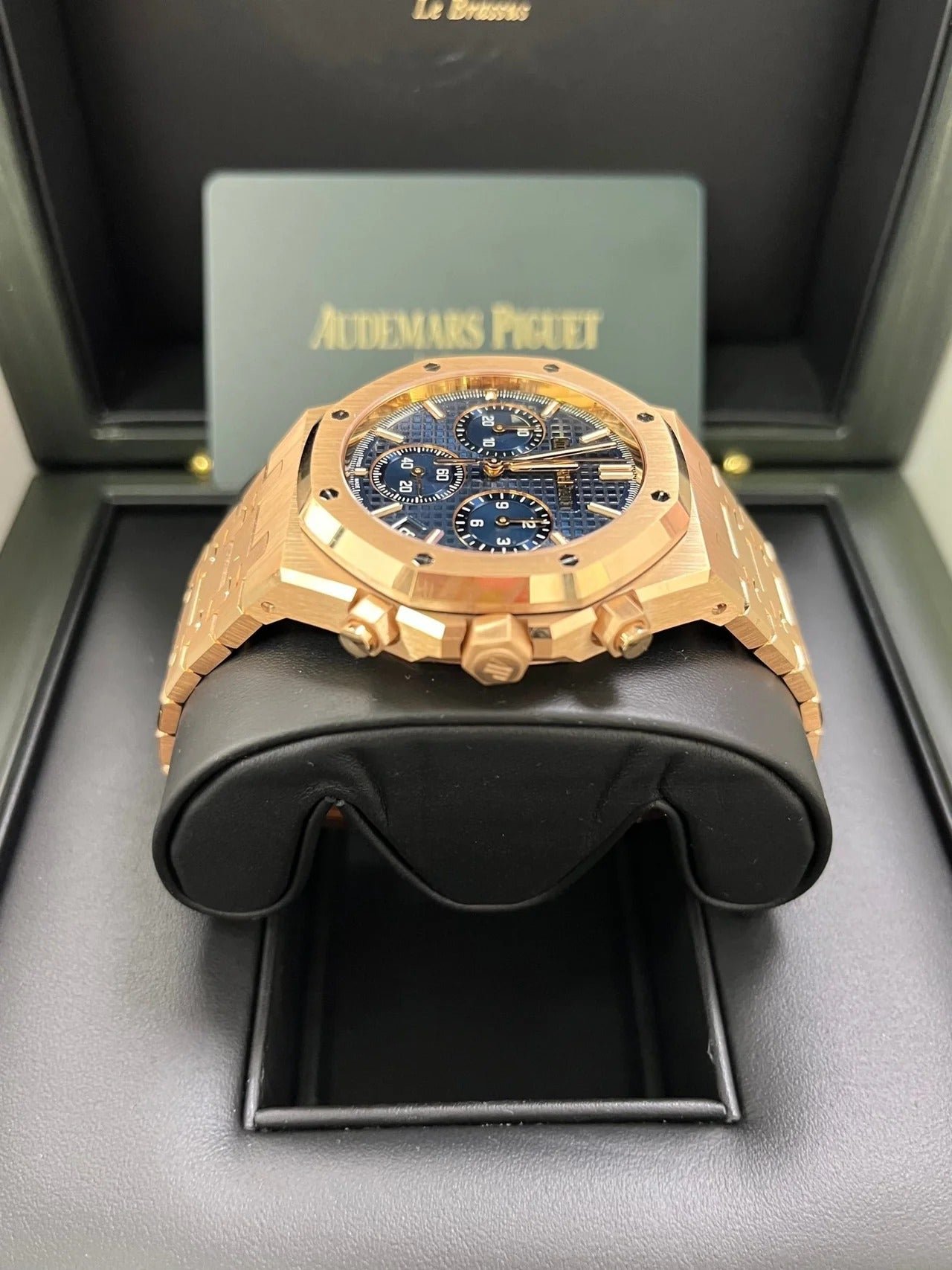 imgi_16_audemars-piguet-royal-oak-chronograph-41-mm-blue-dial-ref-26240oroo1320or05-430607_1280x_e403fd1a-db16-4d32-b306-394b5c27a784