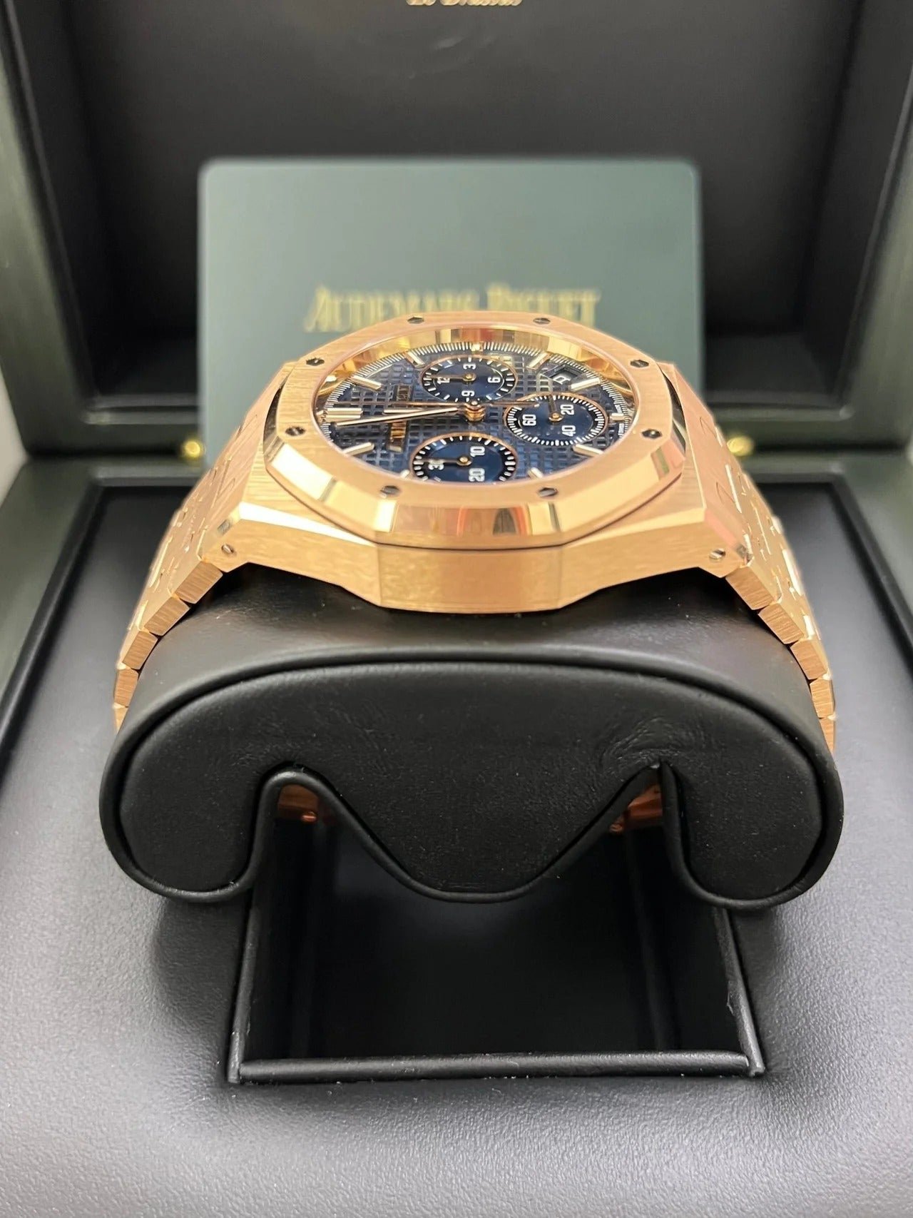 imgi_17_audemars-piguet-royal-oak-chronograph-41-mm-blue-dial-ref-26240oroo1320or05-825611_1280x_b91aed64-bfde-4b83-a315-70c32c003984