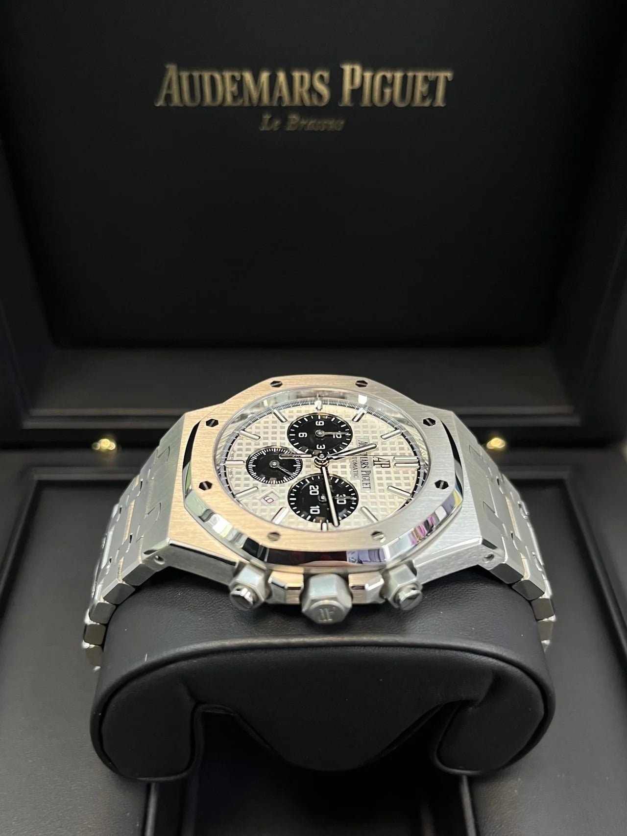 imgi_17_audemars-piguet-royal-oak-selfwinding-chronograph-stainless-steel-panda-dials-ref26331stoo1220st03-941806_1280x_cd51742f-80ec-4fb5-9a92-0381b33f2bbe