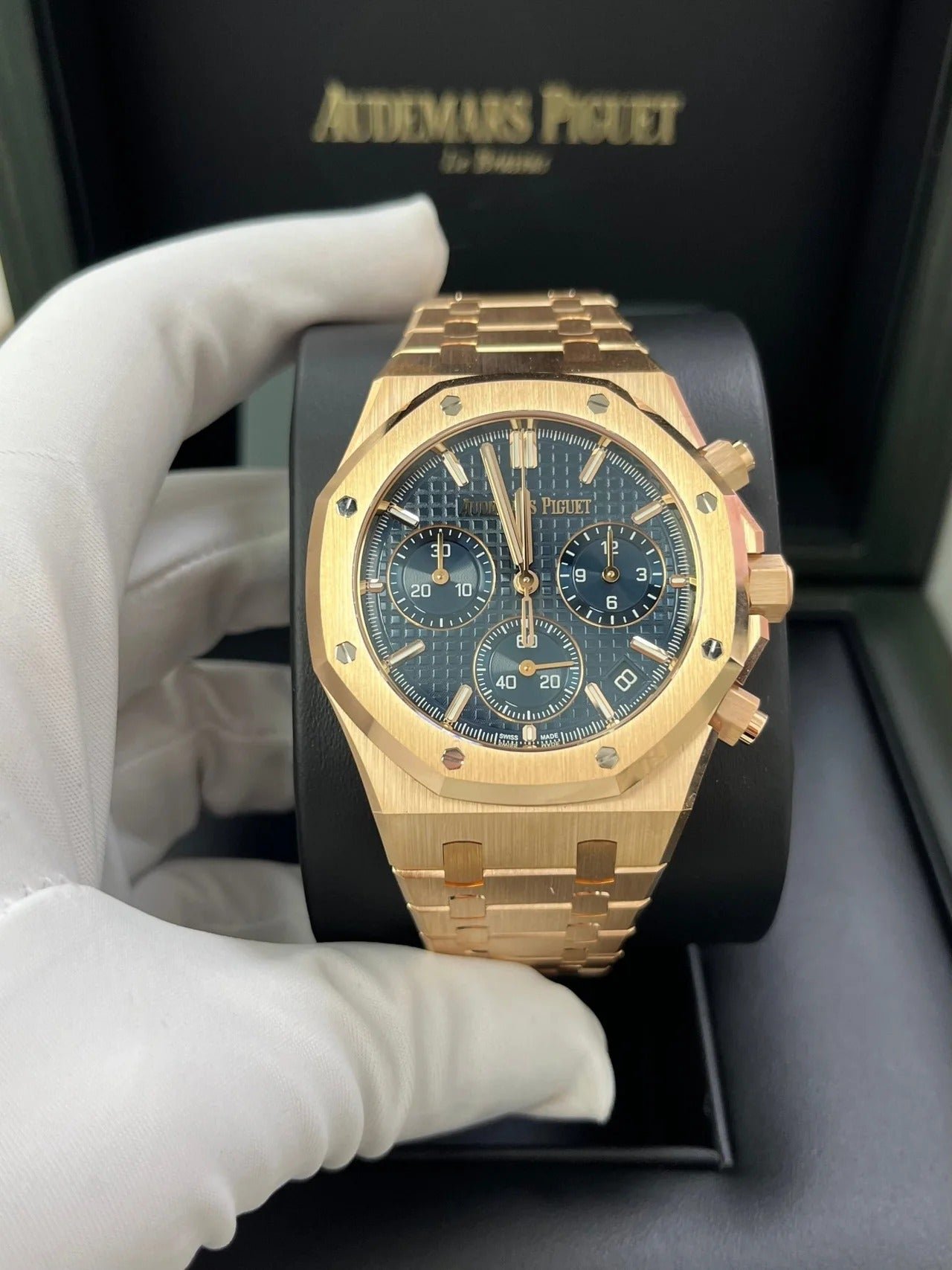 imgi_21_audemars-piguet-royal-oak-chronograph-41-mm-blue-dial-ref-26240oroo1320or05-268709_1280x_e7611fc9-517f-4335-abc2-32882888cd39