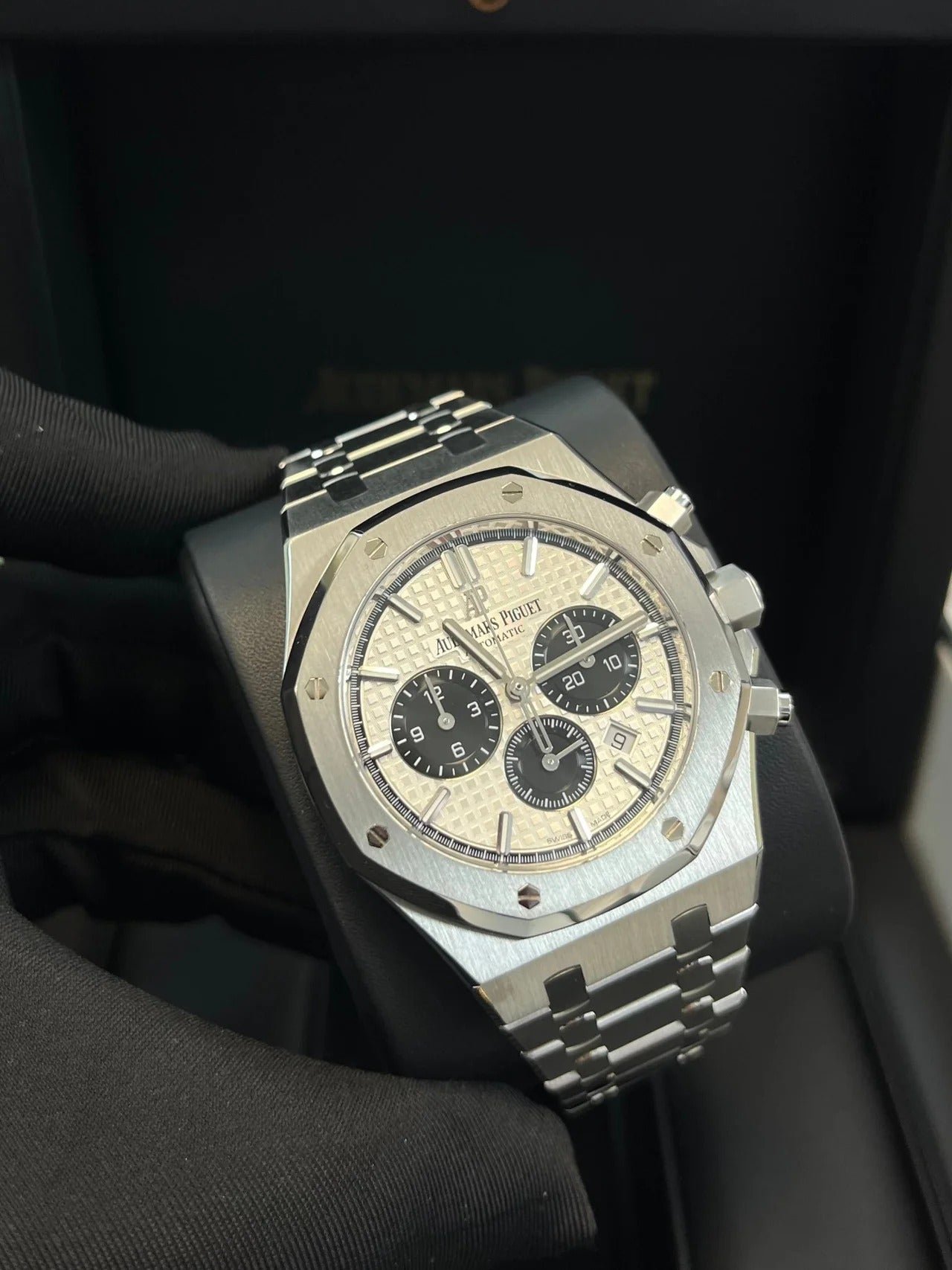imgi_22_audemars-piguet-royal-oak-selfwinding-chronograph-stainless-steel-panda-dials-ref26331stoo1220st03-362712_1280x_a9a524e3-90fd-45d0-adac-5c12563d6cf8