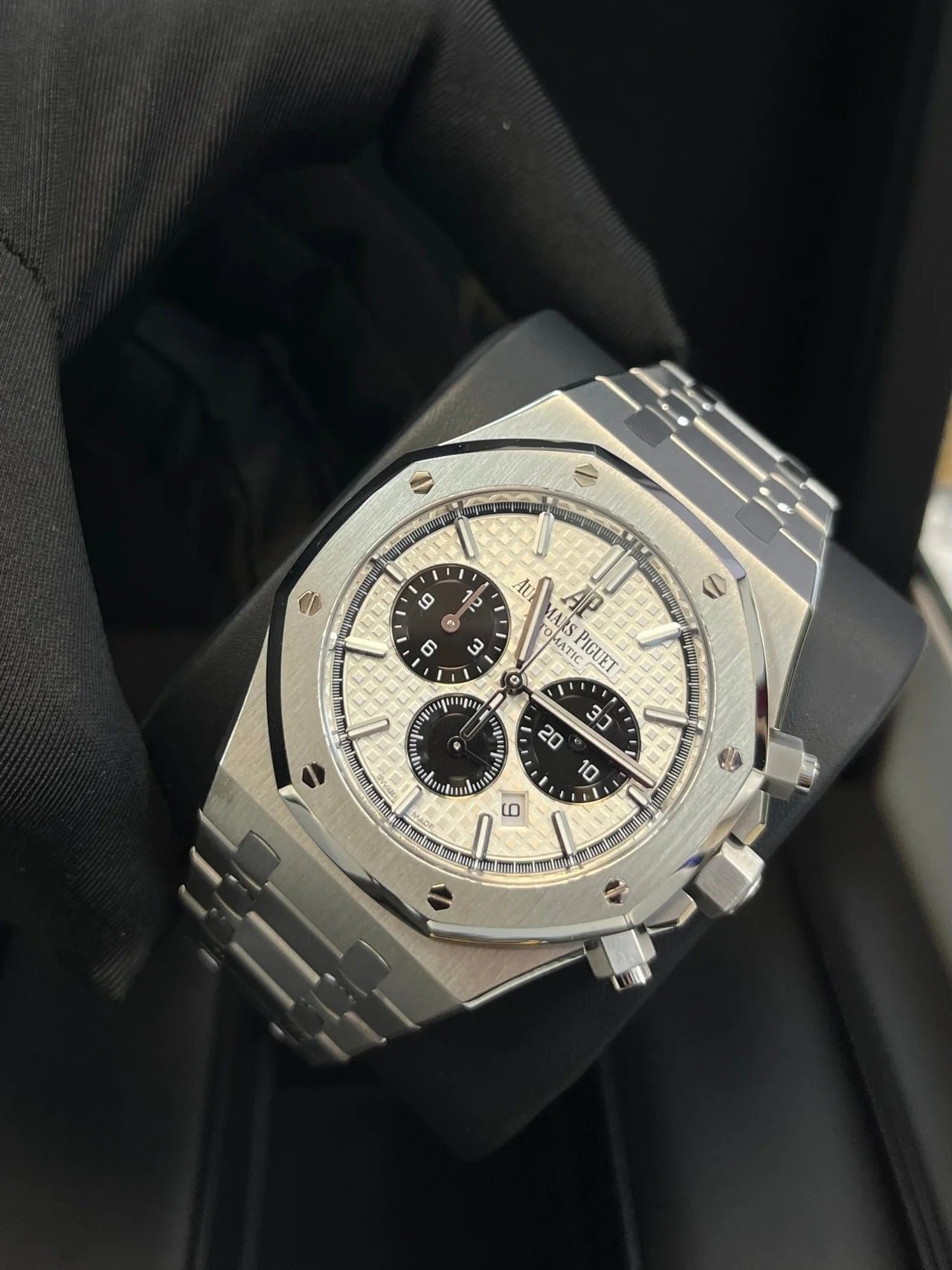 imgi_23_audemars-piguet-royal-oak-selfwinding-chronograph-stainless-steel-panda-dials-ref26331stoo1220st03-998743_1280x_9db072d6-5b7a-4724-b74c-44b8ea23a397