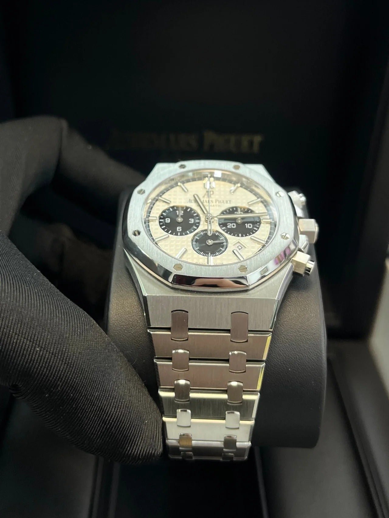 imgi_24_audemars-piguet-royal-oak-selfwinding-chronograph-stainless-steel-panda-dials-ref26331stoo1220st03-260677_1280x_8e782152-fb39-4b5f-b648-7e73b5f56955