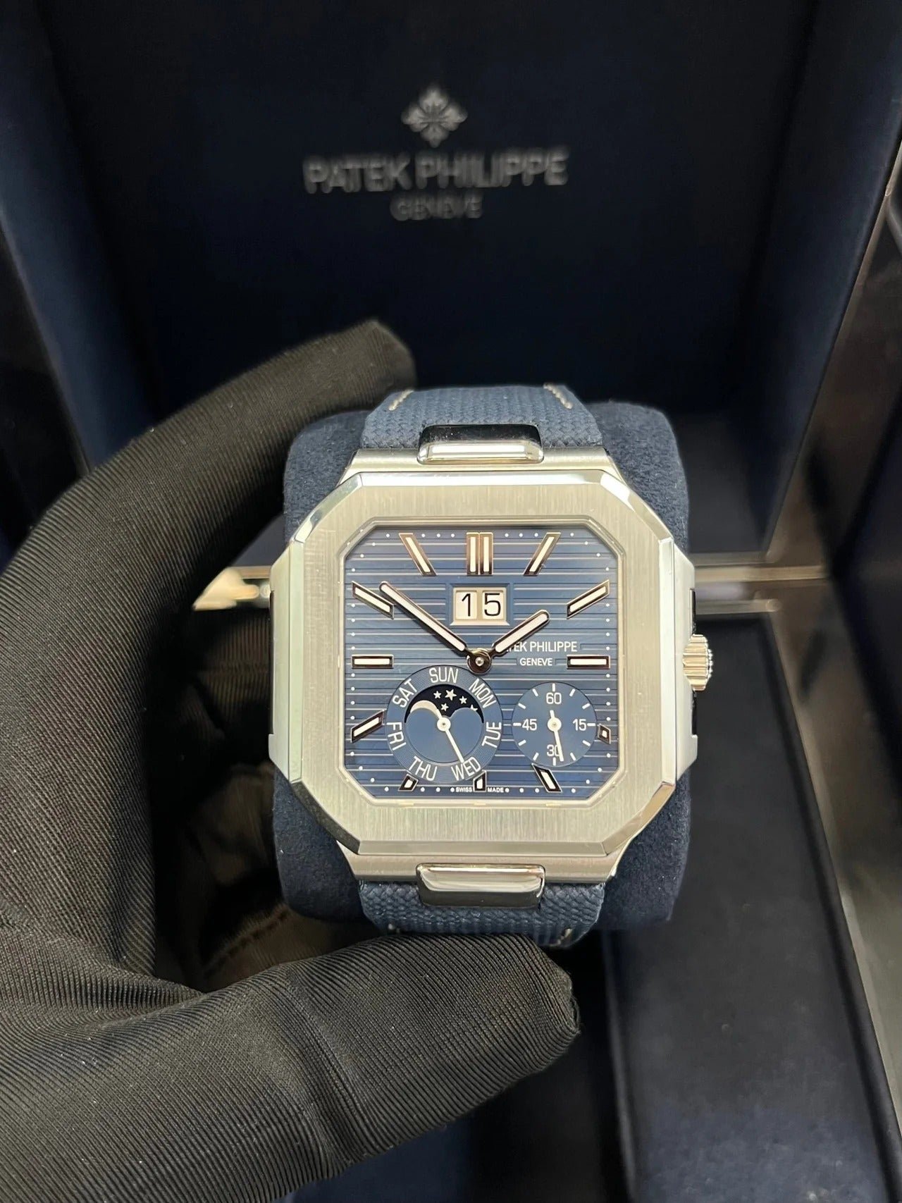 imgi_25_patek-philippe-cubitus-platinum-case-sunburst-blue-dial-5822p-001-803281_1280x_b45371c6-b252-4f25-9827-1a94e7e047a4