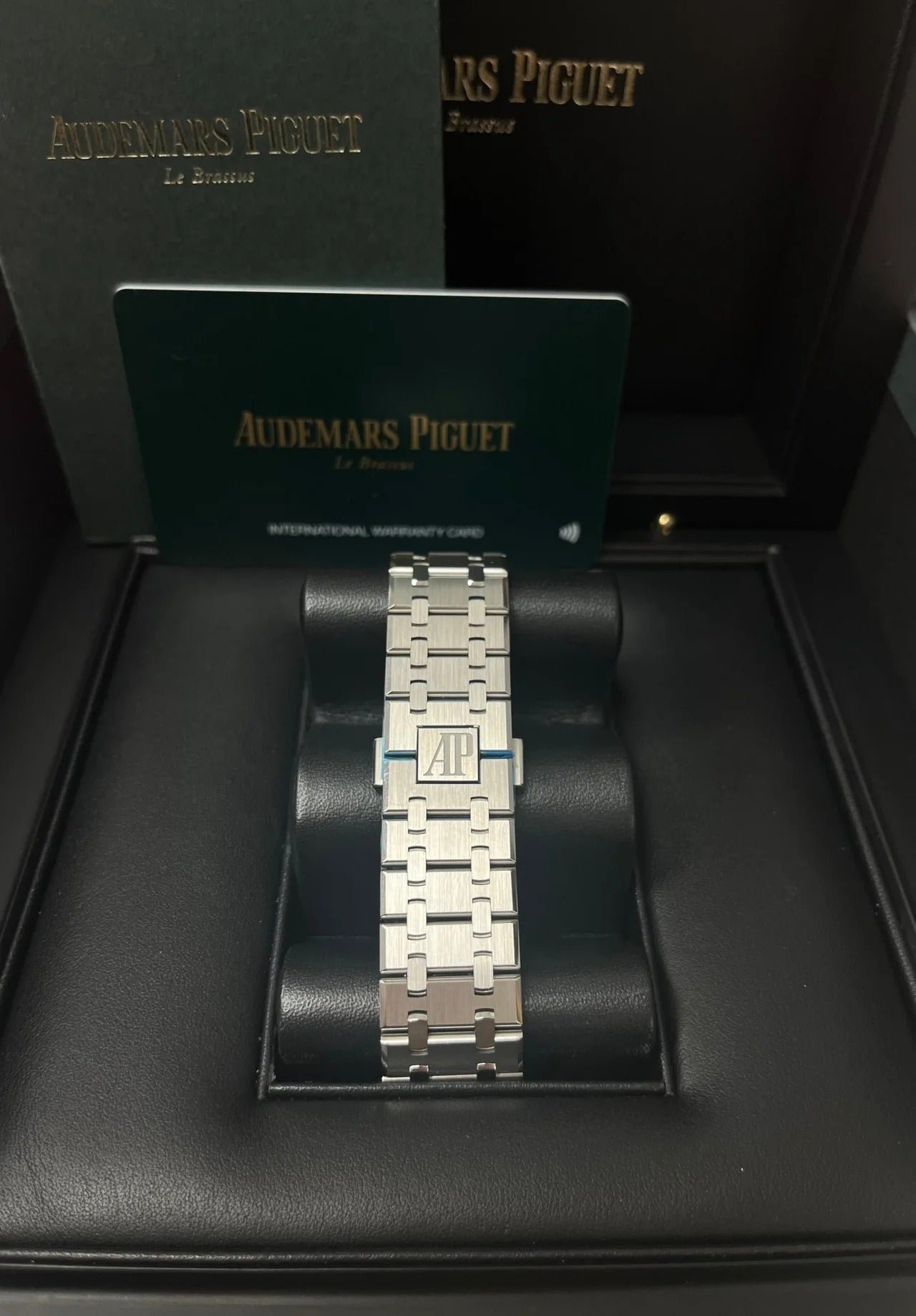 imgi_26_audemars-piguet-royal-oak-chronograph-blue-index-dial-26240stoo1320st05-654083_1280x_7e181247-4523-473e-8be3-683604297b09