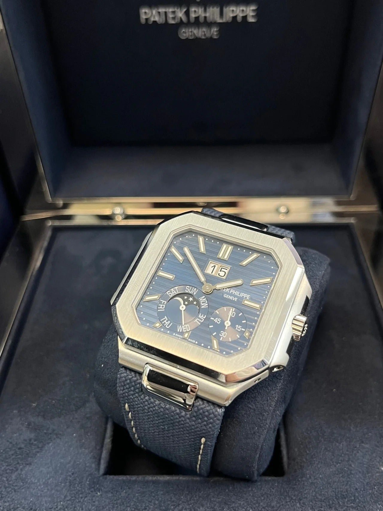 imgi_30_patek-philippe-cubitus-platinum-case-sunburst-blue-dial-5822p-001-782242_1280x_5ff5b8d9-dff7-4e59-b55c-b888cbc35efd