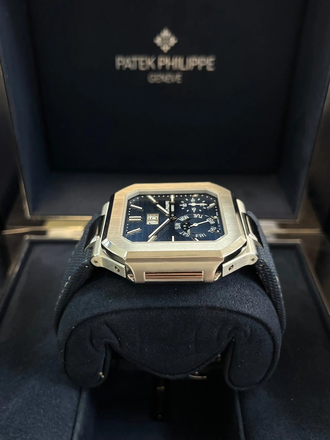 imgi_33_patek-philippe-cubitus-platinum-case-sunburst-blue-dial-5822p-001-114698_1280x_fe647824-d4a4-4cd0-8f82-27e42cf5375c