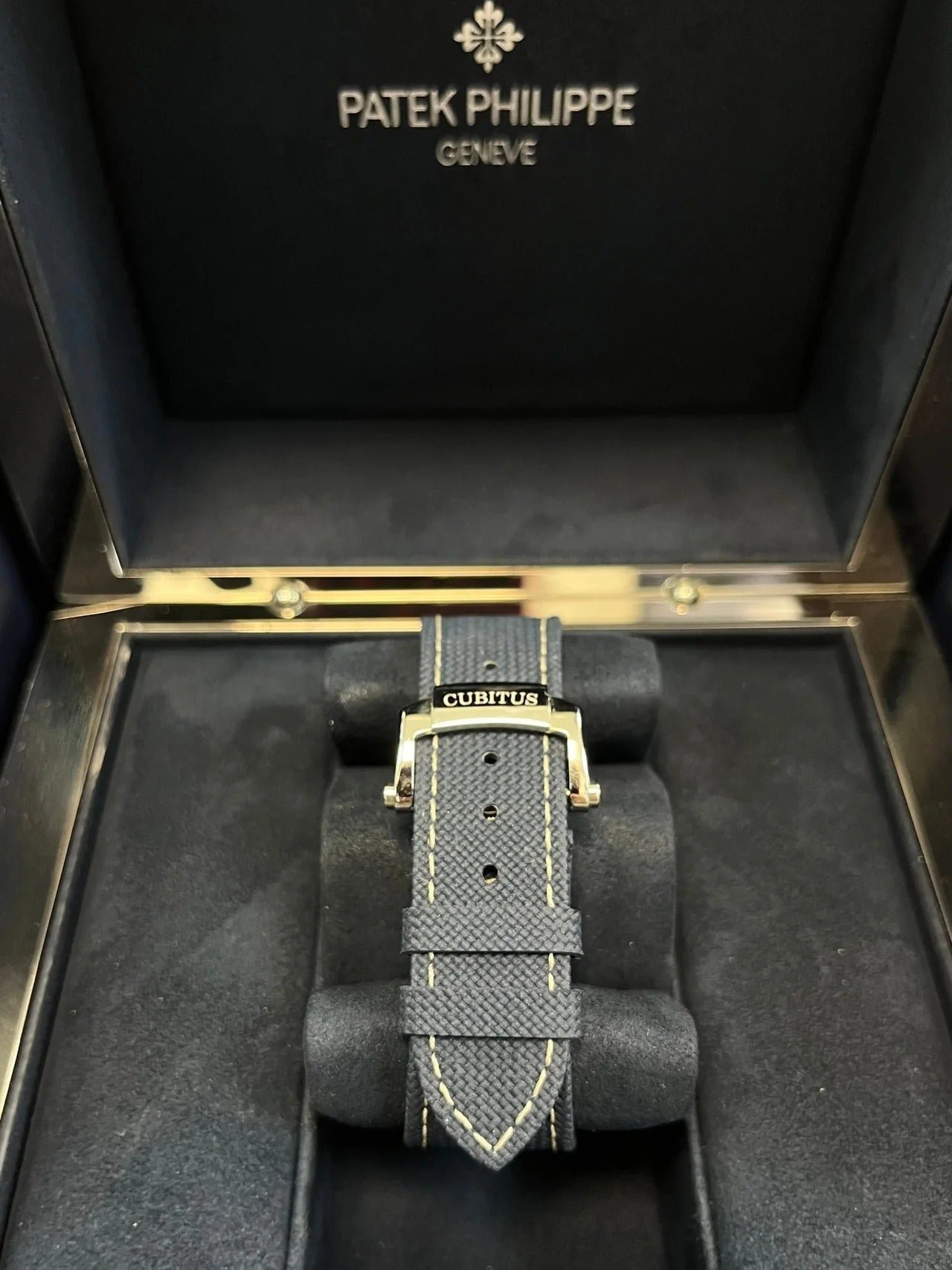imgi_34_patek-philippe-cubitus-platinum-case-sunburst-blue-dial-5822p-001-469101_1280x_18390853-12ec-4aed-b6c4-d58238ad069f